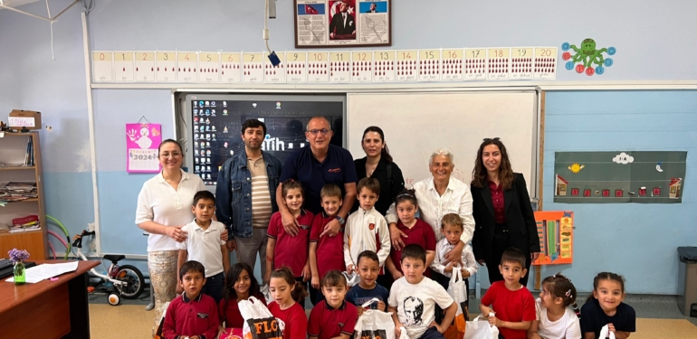 Bozcaadalı öğrencilere ayakkabı hediye edildi