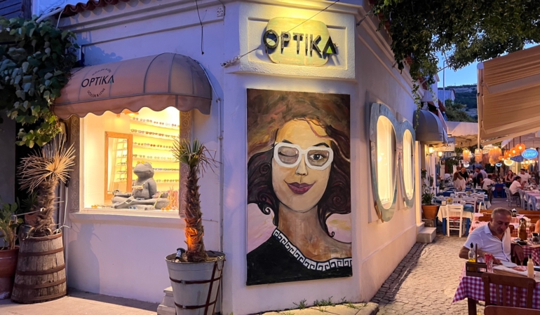 Optika Gözlük, Ünlü Oyuncu Oğuzhan Koç ile Yeni Bir Yolculuğa Çıkıyor