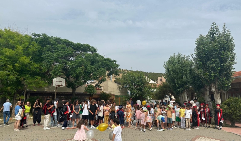 Bozcaada’da öğrenciler karne ve mezuniyet heyecanı yaşadı