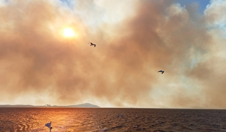 Dumanlar Bozcaada’da gökyüzünü kapladı
