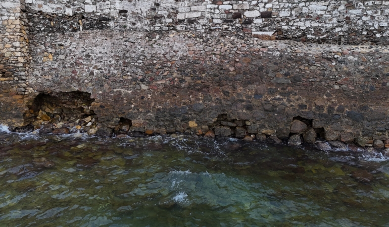 Geç Tunç Çağı’na ışık tutan Bozcaada Kalesi bakımsızlıktan yıkılıyor!