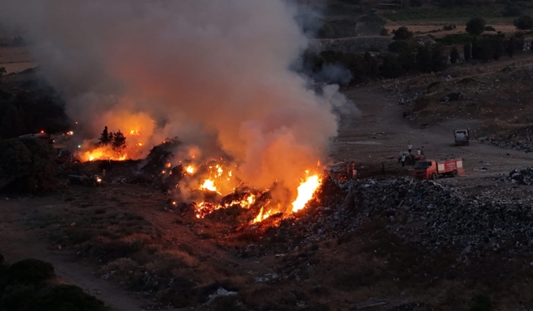 Bozcaada’da çöplükte çıkan yangın korkuttu