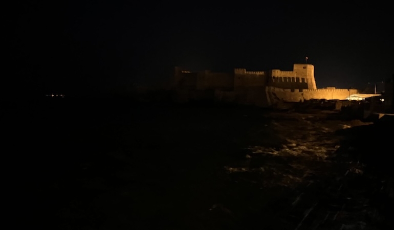 Ne tarihi Bozcaada kalesinin, ne yel değirmenlerinin ne de Atatürk büstünün ışıkları yanıyor