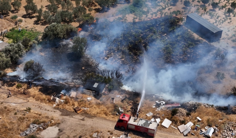 Bozcaada’da küçük çaplı yangın büyümeden söndürüldü
