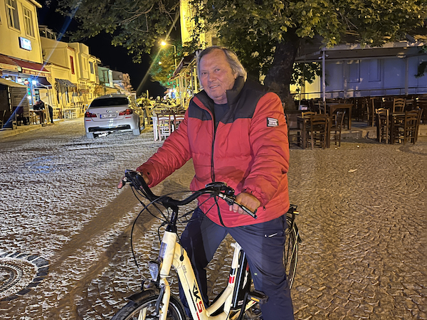 Bozcaada’nın Sevilen İsmi Aydoğan İnce, 68 Yaşında Hayatını Kaybetti