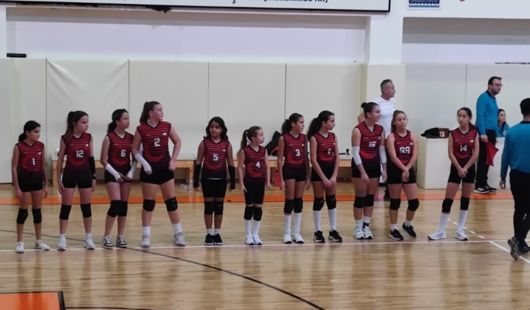 Bozcaadaspor Voleybol Kızlar Takımı Çanakkale’de Taraftarlarıyla Buluştu