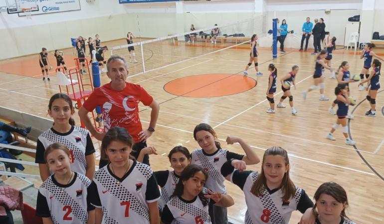 Bozcaada İstiklal Ortaokulu Voleybolda Fırtına Gibi!