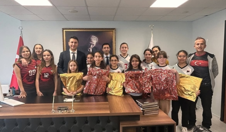 Bozcaada Kaymakamı, İstiklal Ortaokulu kız voleybol takımını tebrik etti
