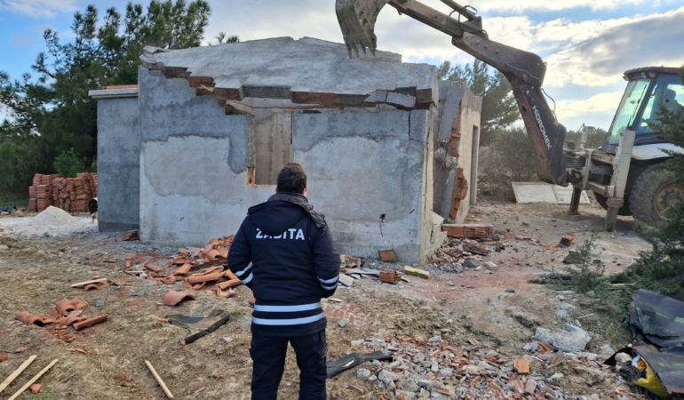 Bozcaada Belediyesi Kaçak Yapıların Yıkımına Devam Ediyor