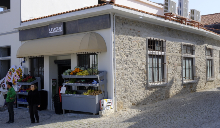 Bozcaada’nın ilk zincir marketi Uysal Market oldu