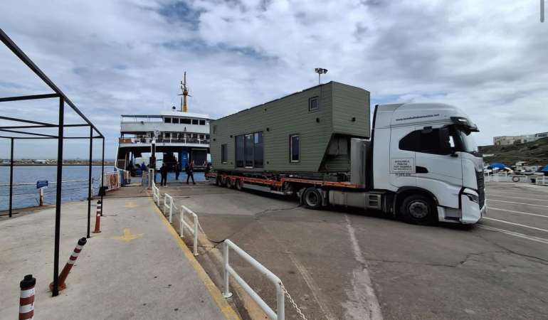 Bozcaada’ya giriş yapan tiny house geri gönderildi