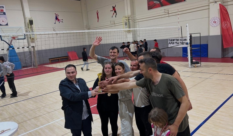 Bozcaada’da 19 Mayıs Coşkusu: Atatürk Kupası Voleybol Şampiyonu “Legends” Takımı Oldu