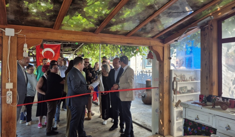 Bozcaada’da seramik kursu sergisi açıldı