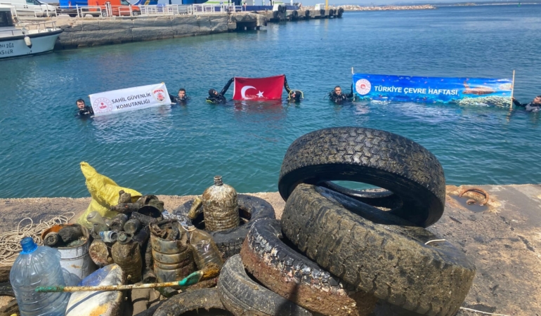 Bozcaada Limanı’nda Çevre Günü Temizliği