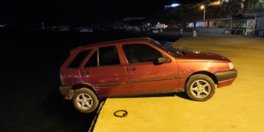 bozcaada-otomobili-denize-düsüyordu