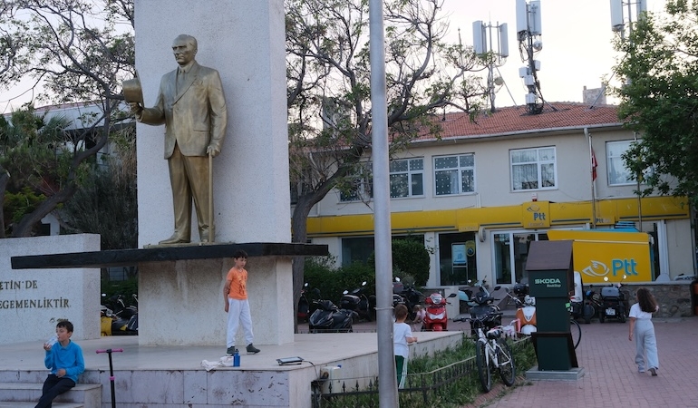 Skoda Logolu Kitaplıklar Bozcaada’da Tartışma Yarattı: “Kitap Duyarı mı, Marka Tanıtımı mı?”