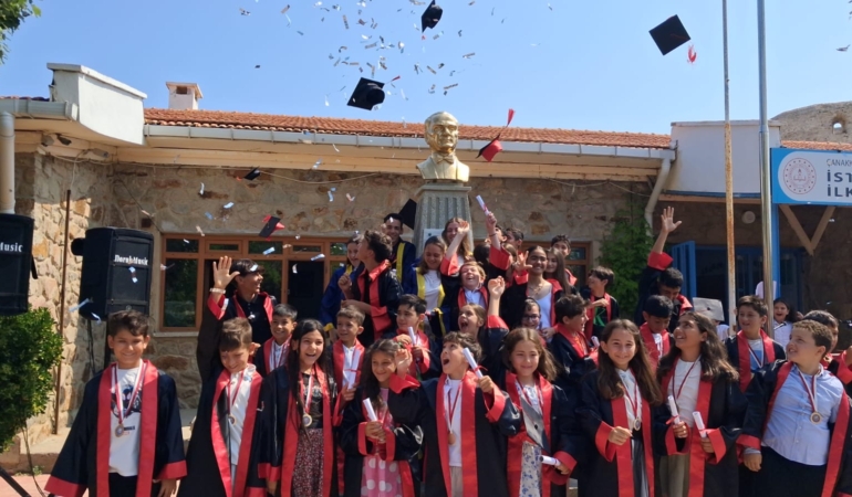 Bozcaada’da Karne Heyecanı: 178 Öğrenci Yaz Tatiline Girdi