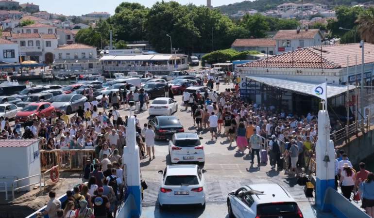 Bozcaada Feribotlarında Yine Aynı Manzaralar