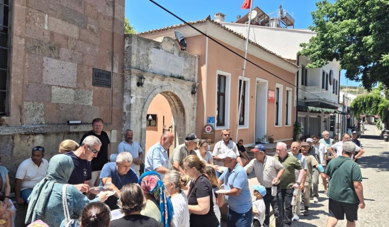 Bozcaada’da Ferdi Zeyrek İçin Pilav İkramı