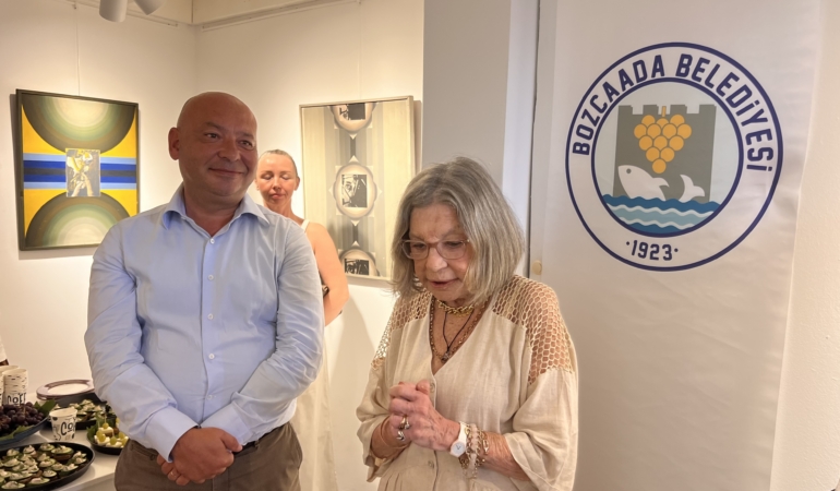 Bozcaadalı Sanatçı Tülin Serpen’den ‘Dönemler’ Sergisi: Sanatta 60. Yıla Saygı