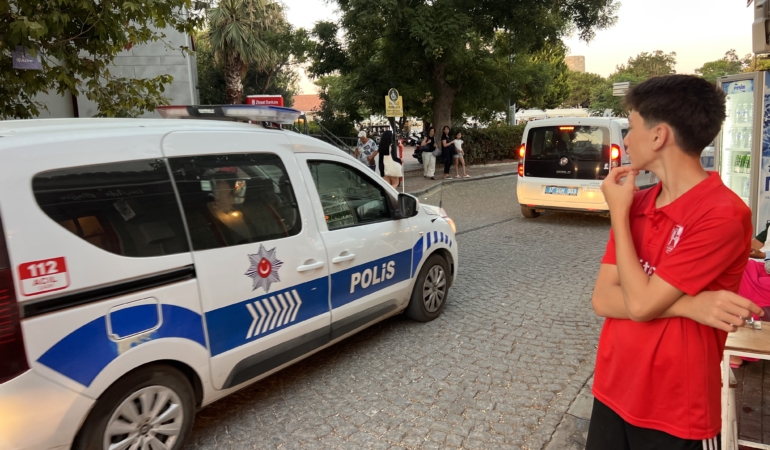 Bozcaada’da lüks araçtan düşen silahlar emniyeti harekete geçirdi