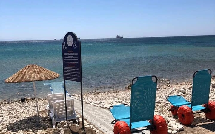 Bozcaada’da sadece bir tek olan engelsiz plajın da tabelası kaldı
