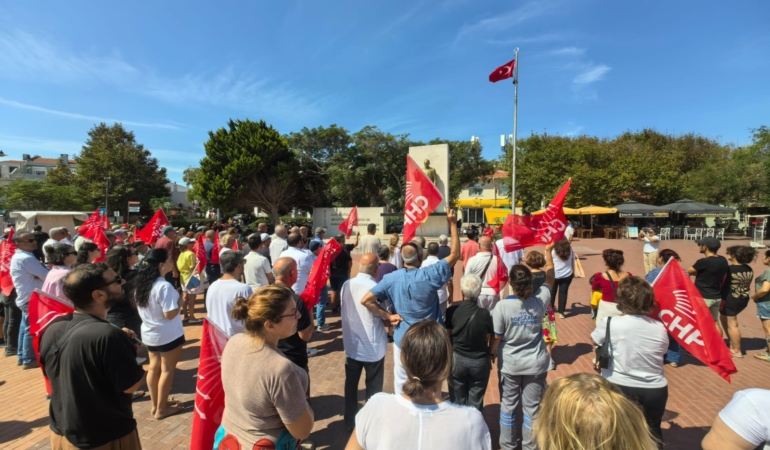 CHP’nin 102. Kuruluş Yıldönümü Bozcaada’da Cumhuriyet Meydanı’nda Kutlandı