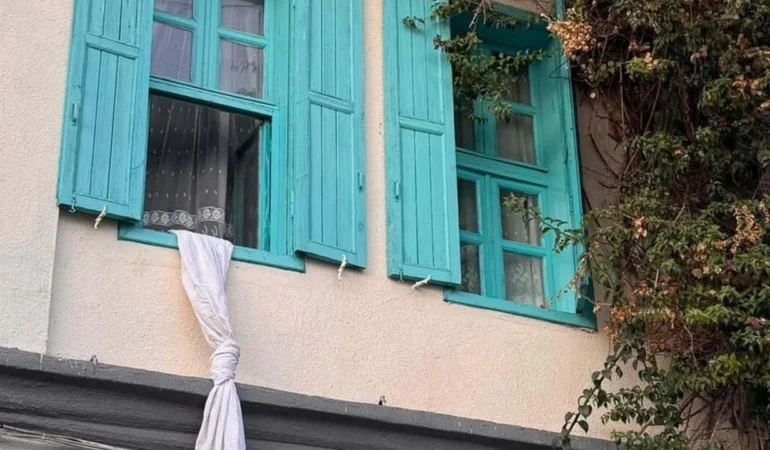 Kartalkaya’da eşini ve kızını kaybeden acılı baba kaldığı otelde çarşaf sarkıttı