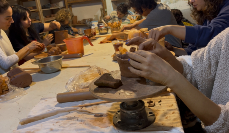Bozcaada’da seramik ve bağlama kursuna yoğun katılım