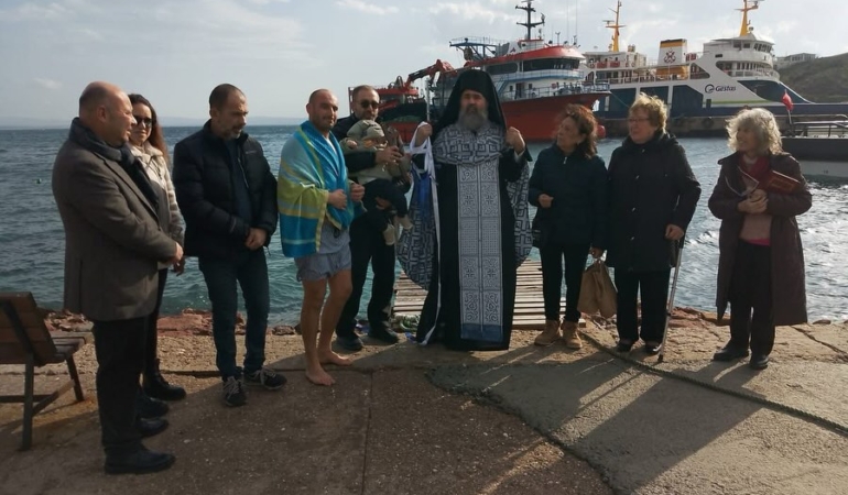 Bozcaada’da haç bu kez müslüman genç tarafından çıkarıldı