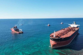 bozcaadada-karaya-oturan-tankerin-kurtarma-calismalari-dron-ile-goruntulendi