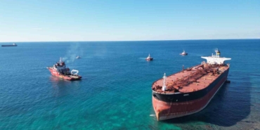 bozcaadada-karaya-oturan-tankerin-kurtarma-calismalari-dron-ile-goruntulendi