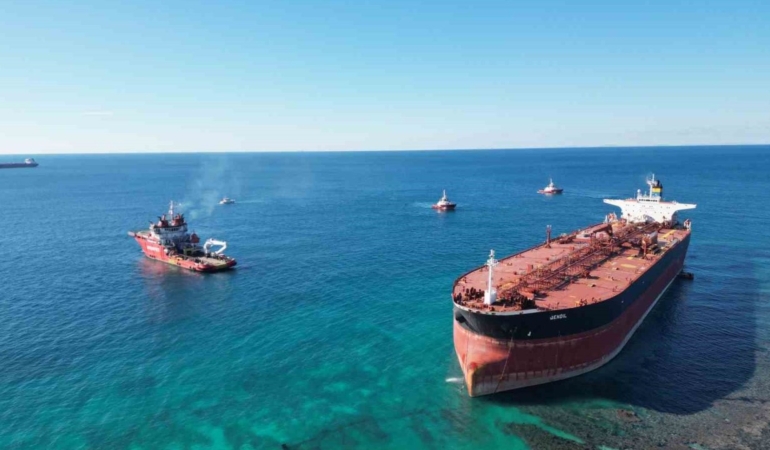 bozcaadada-karaya-oturan-tankerin-kurtarma-calismalari-dron-ile-goruntulendi