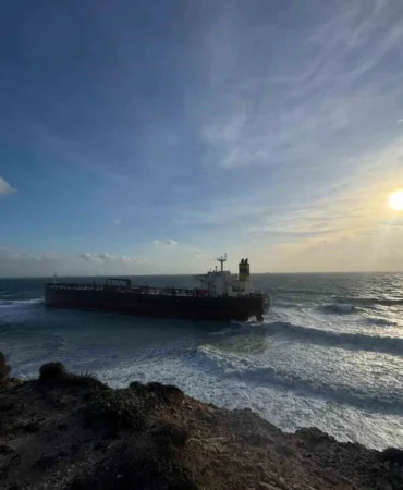 bozcaada-gemi-karaya-oturdu