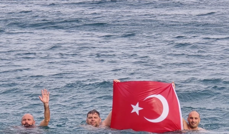 Çanakkale Zaferi’ni soğuk denize girerek andılar