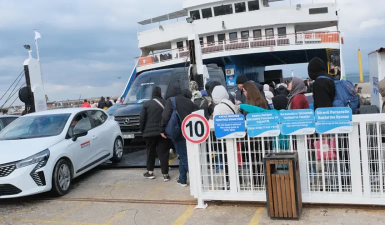 Fırtına ve soğuğa rağmen Bozcaada’da yoğunluk yaşandı