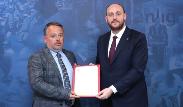 AKP  Bozcaada İlçe Başkanı Aktan alkol içtiği gerekçesiyle görevden alındı
