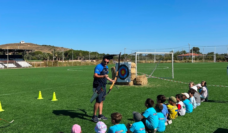 Bozcaada Belediyesi Çocuk Spor Programı’nda Okçuluk Branşı Tanıtıldı
